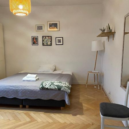 Slow Life Apartment next to Metro Station Varsavia Esterno foto