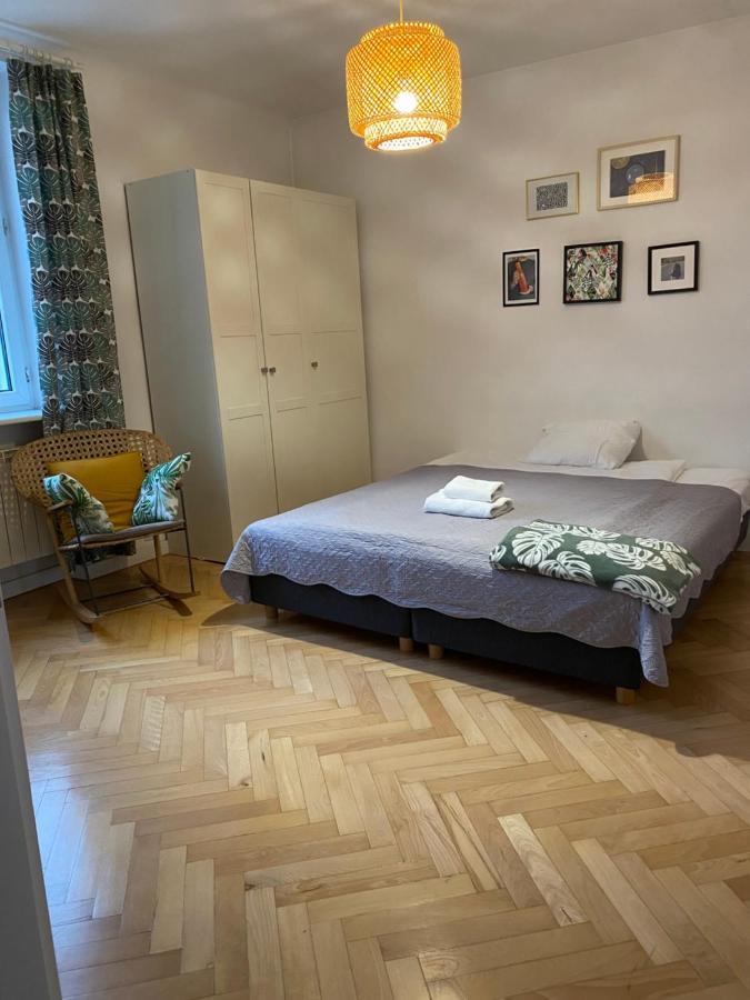 Slow Life Apartment next to Metro Station Varsavia Esterno foto