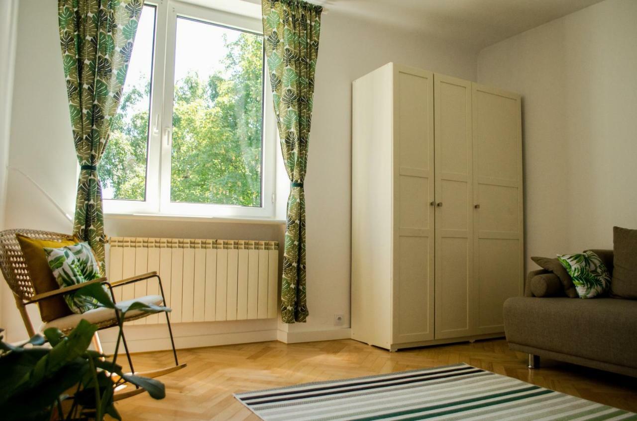 Slow Life Apartment next to Metro Station Varsavia Esterno foto